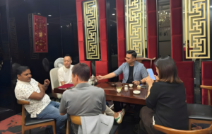 Gặp gỡ và tư vấn với khách hàng tại Axiang